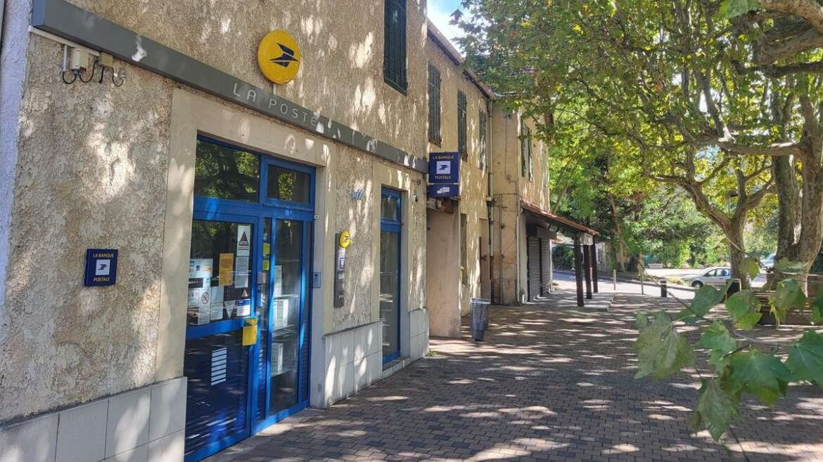 Bureau de poste sous les arbres