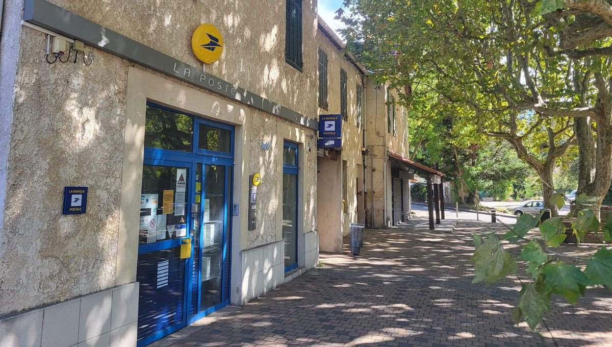 Bureau de poste sous les arbres